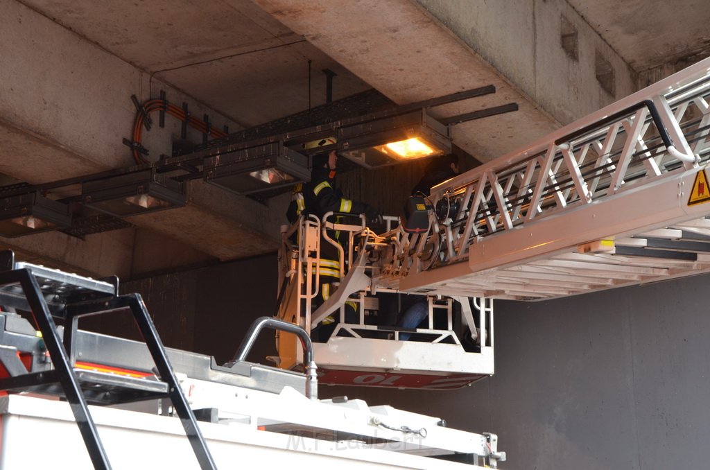 Einsatz BF Koeln Tunnel unter Lanxess Arena gesperrt P9773.JPG - Miklos Laubert
